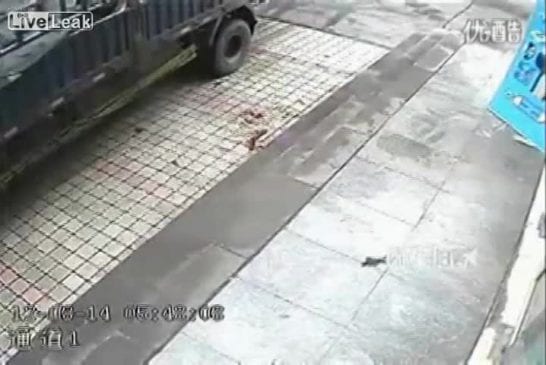 Il se fait projeter au sol par un pneu