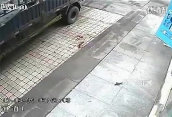 Il se fait projeter au sol par un pneu