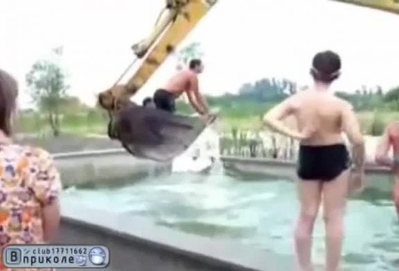 Ils s’amusent à la piscine avec une pelleteuse