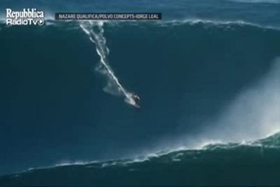 Il surf une vague de 30 metres au Portugal