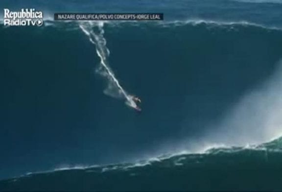 Il surf une vague de 30 metres au Portugal