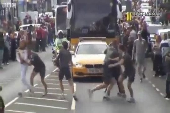 Il tente de voler la flamme olympique