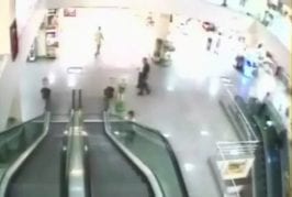 Jeu dangereux d’un homme avec son fils sur un escalator