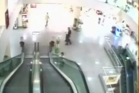 Jeu dangereux d’un homme avec son fils sur un escalator