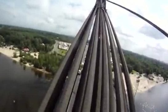 Jeunes ukrainiens escaladent un pont sans protection
