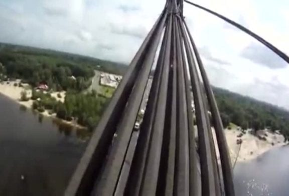Jeunes ukrainiens escaladent un pont sans protection