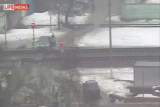 La voiture de regis prend le train