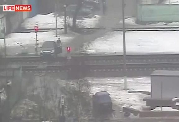 La voiture de regis prend le train