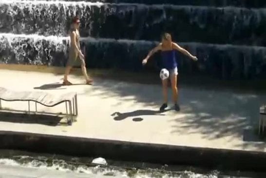 Les filles savent aussi faire du foot freestyle