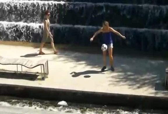 Les filles savent aussi faire du foot freestyle