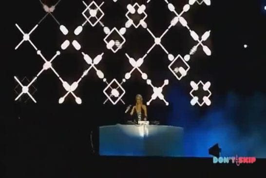 Paris hilton DJ très nul au Brésil