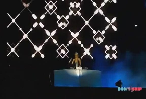 Paris hilton DJ très nul au Brésil