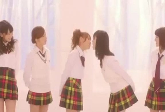 Passage de bonbons entre filles