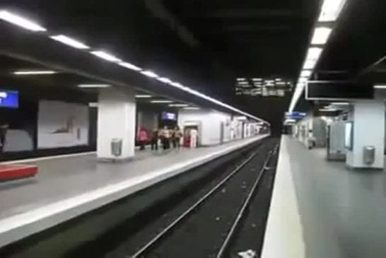 Saut au dessus des rails du métro