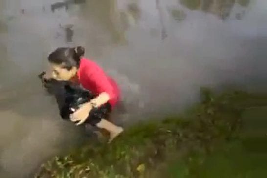 Traversée d’une rue inondée