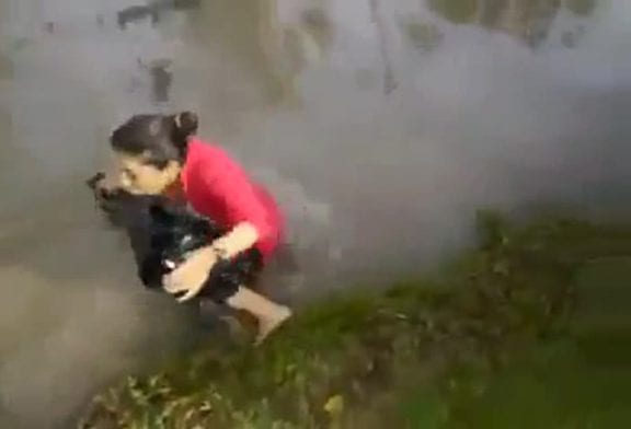 Traversée d’une rue inondée