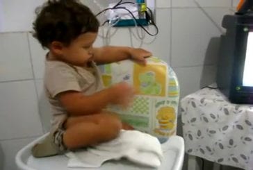 Un bébé escalade sa chaise haute