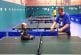 Un bébé joue au ping pong