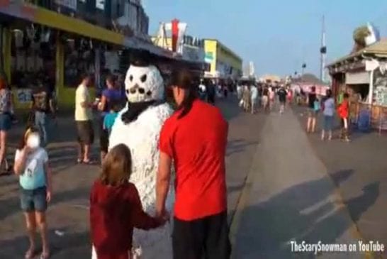 Un bonhomme de neige se fait tabasser