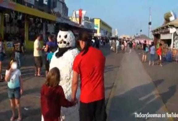 Un bonhomme de neige se fait tabasser