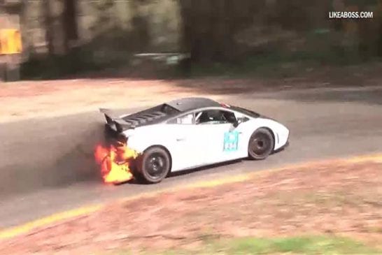 Une lamborghini en feu gagne un rallye