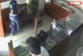 Un enfant vigile chasse un gangster armé