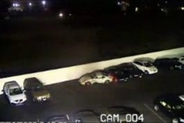 Une porsche fait un vol plané dans un parking