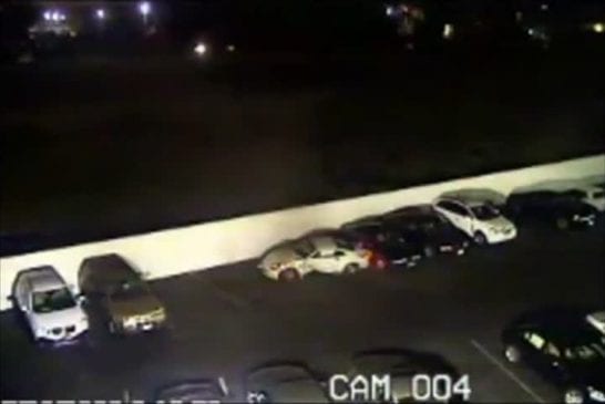 Une porsche fait un vol plané dans un parking