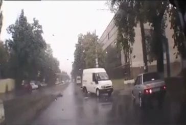 Un camion explose sur trou d'égout