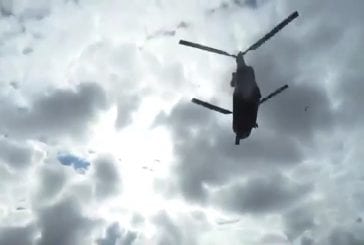 Un hélicoptère souffle une énorme tente