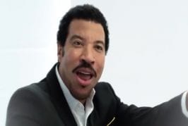 Grosse publicité pour une bière australienne avec Lionel Richie