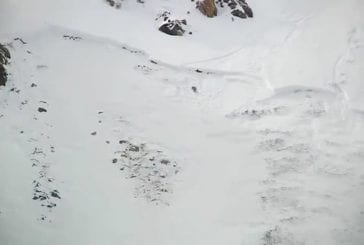 Un surfeur emporté par une avalanche