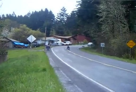 Course de descente en fauteuil roulant se termine par une chute spectaculaire