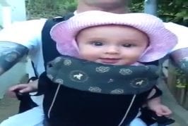 Adorable bébé aime descendre les escaliers