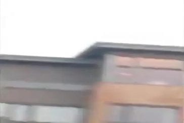 Abrutis saute du toit d'un immeuble dans un lac
