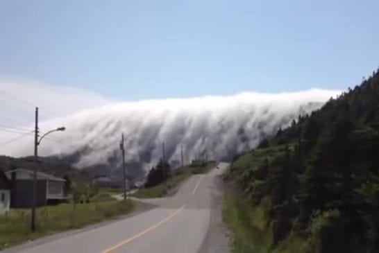 Brouillard ressemblant à des montagnes géantes