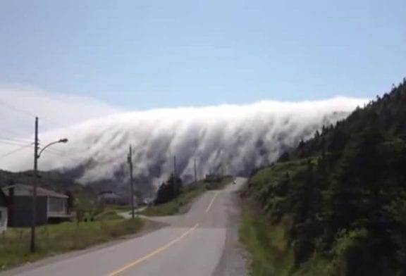 Brouillard ressemblant à des montagnes géantes