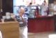 Papy danse dans un centre commercial
