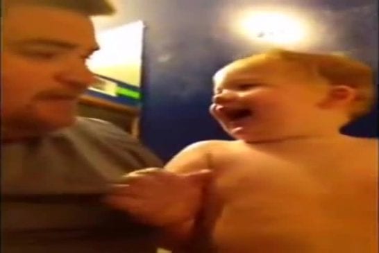 Caca de bébé sur la jambe de son père après le bain