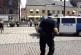 Policier scandinave danse sur une place de Suède