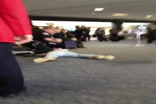 Bronson Pelletier bourré pisse dans l’aeroport