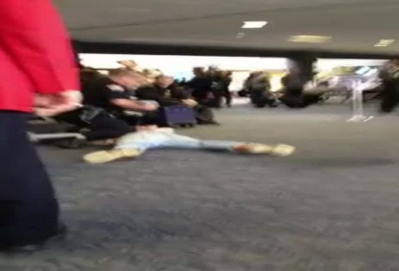 Bronson Pelletier bourré pisse dans l’aeroport