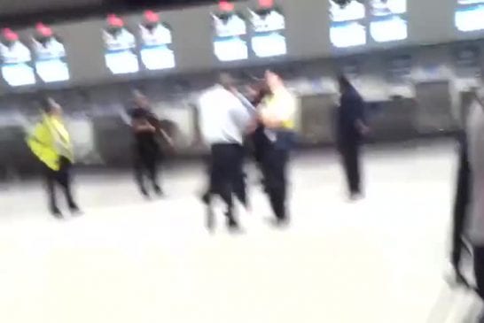 Homme tout nu dans l’aeroport Luton de Londres