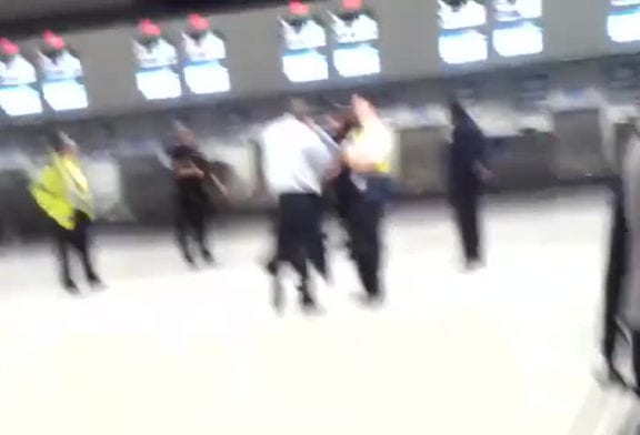 Homme tout nu dans l’aeroport Luton de Londres