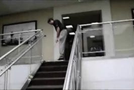 Jouer au golf dans les escaliers