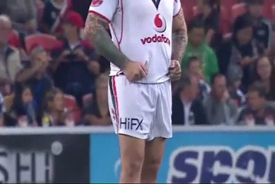 Russell Packer se pisse dessus devant ses supporters