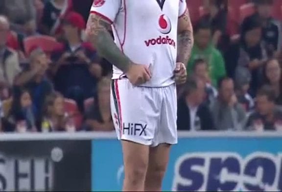 Russell Packer se pisse dessus devant ses supporters