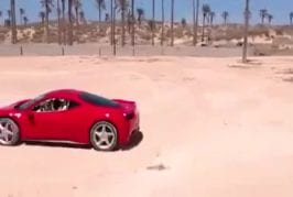 Petit enfant conduit une Ferrari