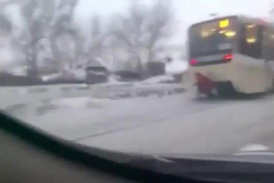 S’accrocher à un tram pour faire un tour