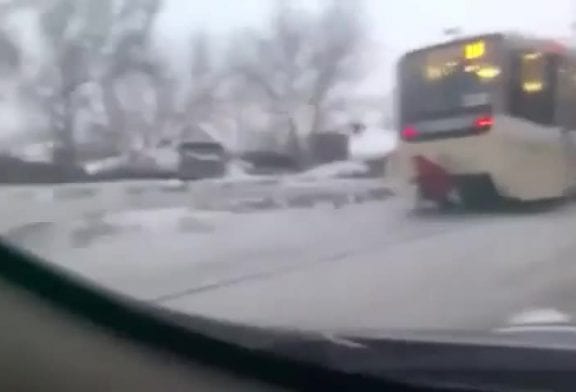 S’accrocher à un tram pour faire un tour